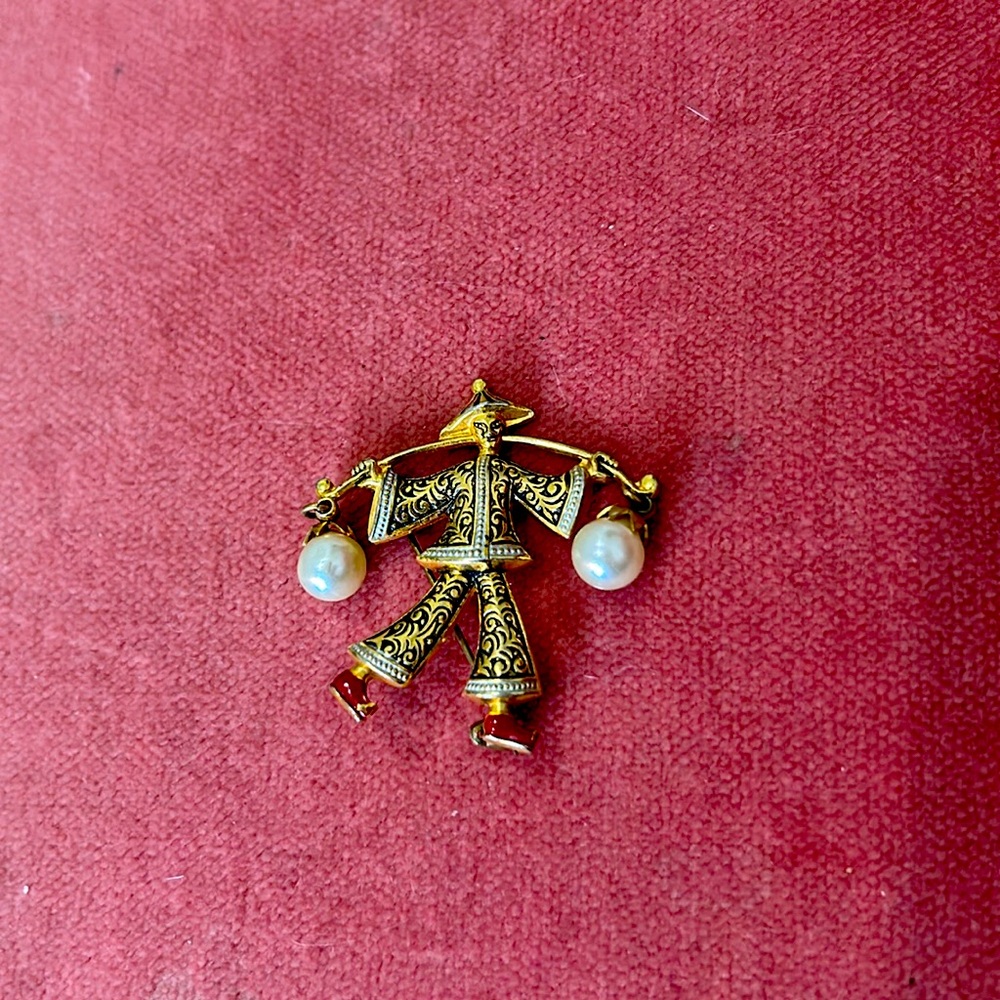 Vintage damascene 1950’s— man carries pearls